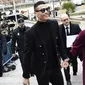 Cristiano Ronaldo bersama kekasihnya, Georgina Rodriguez, tiba di kantor pengadilan untuk menghadiri sidang penggelapan pajak di Madrid, Spanyol (22/2/2019). (AFP/Oscar Del Pozo)