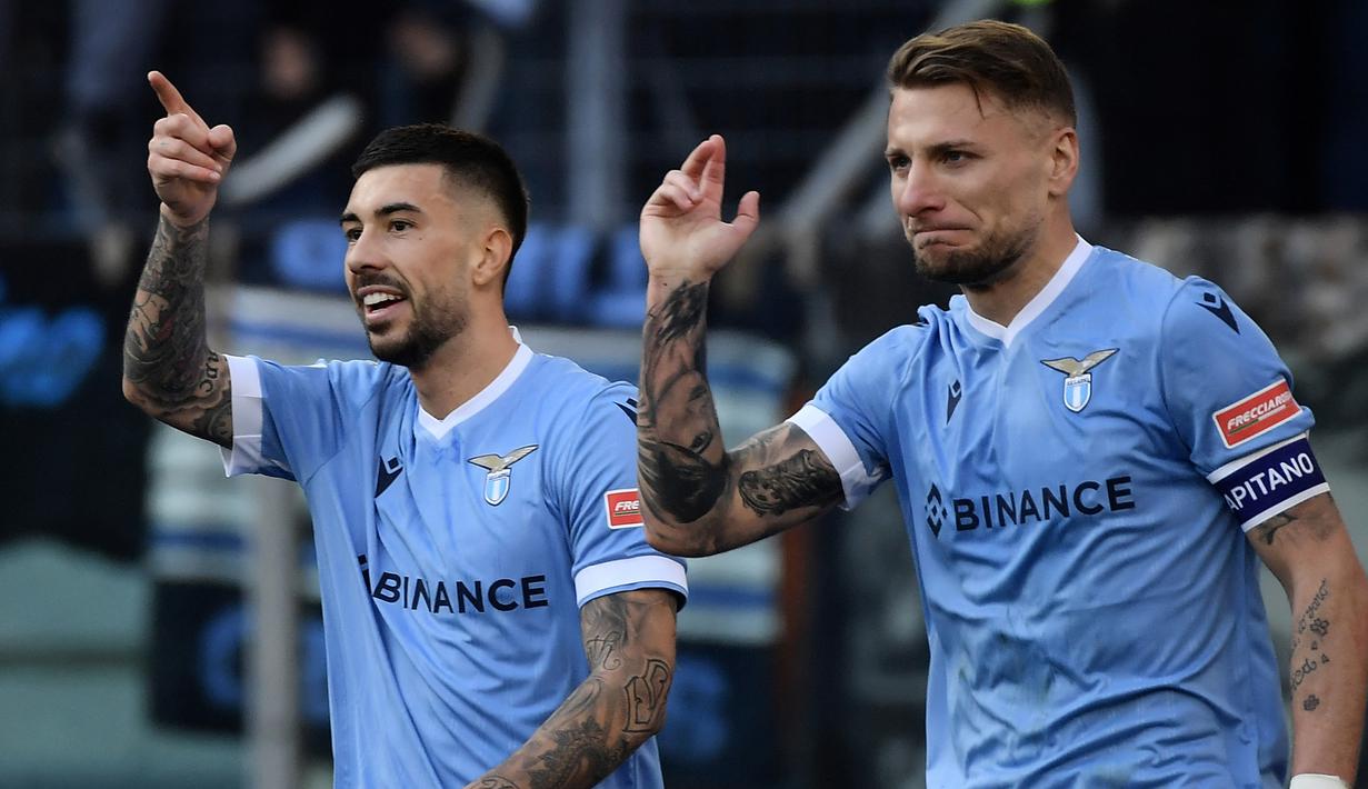 Liga Italia 2022/2023 yang telah memastikan Napoli sebagai peraih scudetto, nyatanya menjadi arena bermain yang nyaman bagi para legiun asing. Para pemain impor tersebut begitu mendominasi daftar pencetak gol terbanyak hingga pekan ke-34 meninggalkan para pemain lokal Italia. Tercatat, dari 15 besar top skor sementara Liga Italia 2022/2023, hanya ada 4 pemain lokal Italia di posisi buncit. Siapa saja? Simak daftarnya berikut ini. (AFP/Filippo Monteforte)