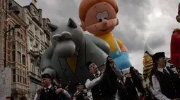 Balon raksasa berbentuk karakter tokoh-tokoh komik mengudara selama parade Comic Strip Festival di Brussels, Belgia, 15 September 2018. Tokoh komik terkenal dan karakter tokoh Belgia ditampilkan sepanjang jalan. (AP Photo/Francisco Seco)