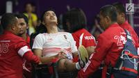 Tunggal putra Indonesia, Anthony Sinisuka Ginting dievakuasi akibat cedera usai melawan pemain China, Shi Yuqi pada final Beregu Putra Asian Games 2018 di Istora Kompleks GBK, Jakarta, Rabu (22/8). Indonesia kalah 1-3. (Liputan6.com/Helmi Fithriansyah)