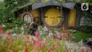 Pekerja merawat tanaman di taman tematik bernuansa rumah hobbit di kawasan hunian vertikal di Serpong, Tangerang, Banten, Kamis (3/12/2020). aman tematik tersebut bertujuan untuk mendukung relasi sosial antar warga serta menciptakan hunian sehat di tengah pandemi COVID-19. (merdeka.com/Dwi Narwoko)
