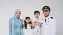 Sebagai Ketua PKK Bandung Barat, Syahnaz Sadiqah tampil anggun dalam balutan kebaya hijau toska yang elegan. Kebaya panjang bermotif bunga yang ia kenakan dipadukan dengan rok panjang dan hijab senada, menciptakan kesan berwibawa. Sepatu hak tinggi melengkapi penampilannya, menambah kesan percaya diri dan siap menjalankan tugas barunya.  (Liputan6.com/IG/@ritchieismail)