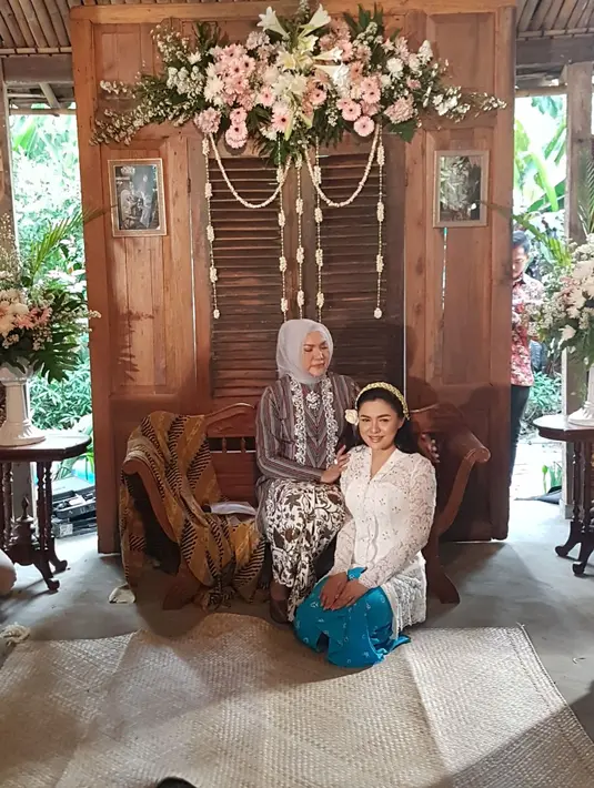 Pernikahan yang kental dengan adat Jawa ini didahulukan dengan serangkaian acara yang dilalui Vicky. Di antaranya adalah prosesi siraman dan midodareni, yang merupakan tradisi masyarakat suku Jawa sebelum menikah. (doc. pribadi/Ade Andrini)