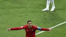 Penyerang Portugal Cristiano Ronaldo berselebrasi usai mencetak gol ke gawang Spanyol pada pertandingan grup B Piala Dunia 2018 di Stadion Fisht di Sochi, Rusia (15/6). Ronaldo mencetak hattrick di pertandingan tersebut. (AP Photo/Thanassis Stavrakis)