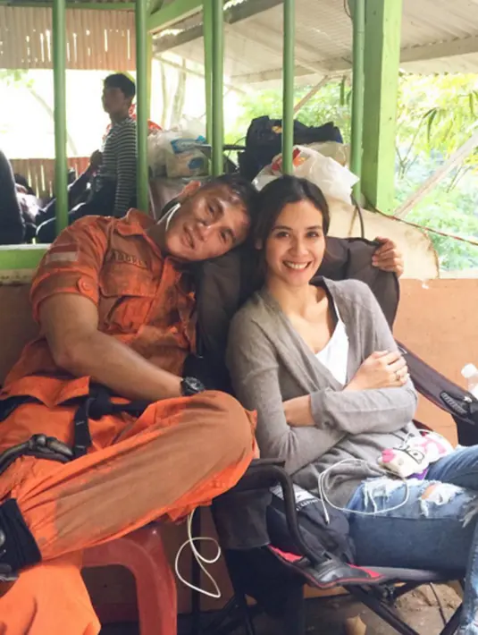 Marsha Timothy sering menemani Vino G Bastian saat berada di lokasi syuting. "Last Day On The Location Congratz To All Crew And Cast", tulisnya diakun instagram. (viainstagram@marshatimothy/Bintang.com)