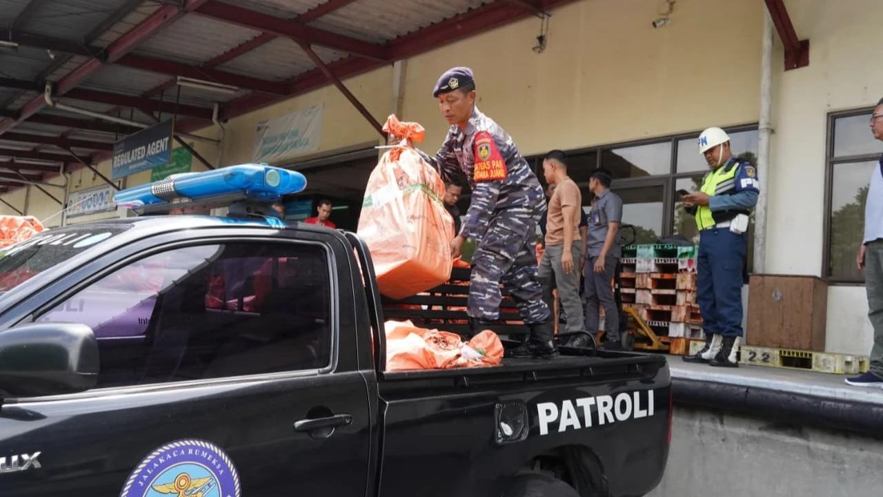 FOTO: Satgaspam TNI AL Gagalkan Pengiriman Ribuan Rokok Ilegal di Bandara Juanda