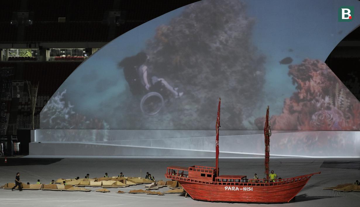 Perahu ditampilkan saat latihan persiapan upacara pembukaan Asian Para Games 2018 di SUGBK, Jakarta, Kamis (27/9/2018). Pembukaan Asian Para Games 2018 akan digelar pada 6 Oktober 2018. (Bola.com/M Iqbal Ichsan)