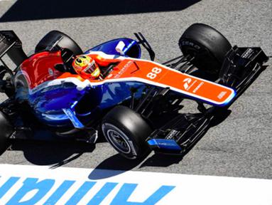 Rio Haryanto saat berada pada kokpit mobil MRT05, Rio mencatat waktu tercepat 1m27,625s dari 45 lap pada sesi tes pramusim kedua di Sirkuit Catalunya, Barcelona, selasa (2/3/2016) malam WIB. (Bola.com/Twitter)