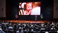 Ibu negara Ukraina Olena Zelenska memperlihatkan korban-korban perang di negaranya pada layar, saat berpidato di depan Kongres AS di Gedung Capitol, Washington, DC hari Rabu (20/7). (AP)