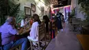 Seorang narapidana wanita, Arleth Martinez (kanan) melayani pelanggan di restoran Interno di Cartagena, Kolombia (24/8). Restoran ini merupakan restoran pertama di Kolombia yang berada di dalam area penjara. (AFP Photo/Raul Arboleda)