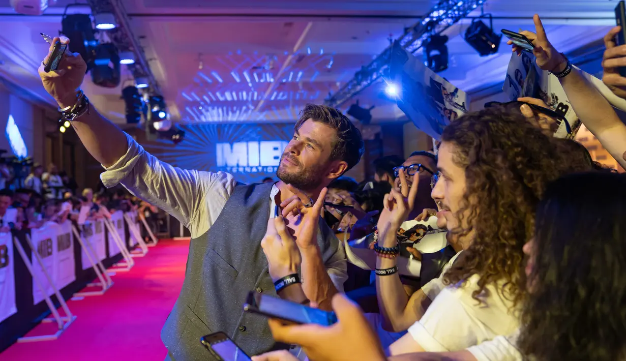 Aktor Chris Hemsworth berswafoto dengan penggemar saat acara Men in Black: International Pan-Asian Media Summit Bali di Denpasar, Senin (27/5/2019). Kegiatan itu merupakan rangkaian promo film terbaru yang rencananya akan dirilis pada Juli mendatang. (ANTHONY KWAN/GETTY IMAGES NORTH AMERICA/AFP)