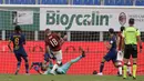 Pemain AC Milan Ante Rebic mencetak gol ke gawang AS Roma pada pertandingan Serie A di Stadion San Siro, Milan, Minggu (28/6/2020). AC Milan naik ke posisi 7 klasemen dengan 42 poin usai mengalahkan AS Roma 2-0. (AP Photo/Luca Bruno)