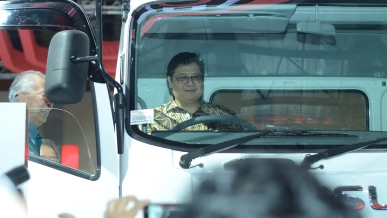 Menteri Perindustrian Menjajal truk New Isuzu Giga