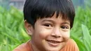Umay Shahab, pemeran Gofar di film Mencuri Raden Saleh sejak kecil sudah pandai berakting. Ia jadi aktor cilik yang potret masa kecilnya bikin gemas. Umay kecil ini disebut warganet berparas lucu dan unyu. (Liputan6.com/IG/umayshahab)