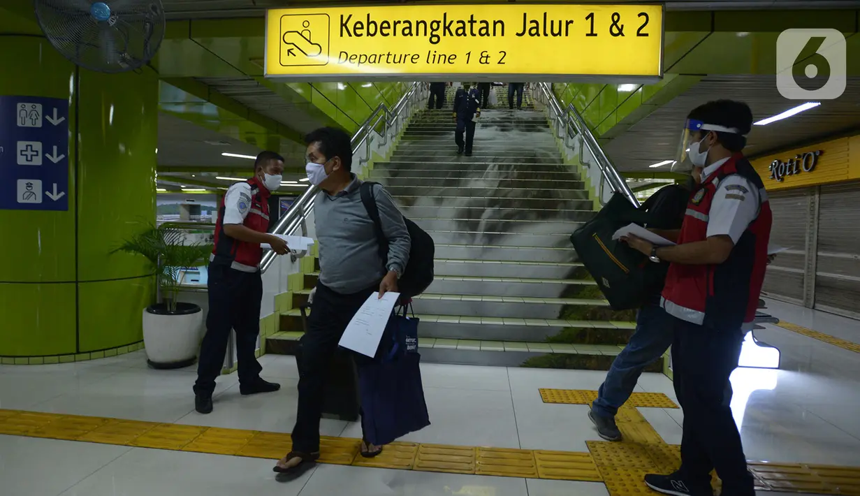 Penumpang tiba di stasiun Gambir Jakarta, Kamis (28/5/2020). Penumpang yang mudik dari Surabaya mengunakan kereta api luar biasa harus memiliki SIKM sebagai syarat yang dimiliki warga untuk keluar atau masuk ke wilayah Jakarta yang bertujuan menekan angka kasus COVID-19. (merdeka.com/Imam Buhori)
