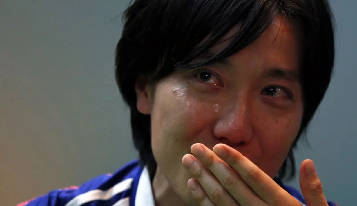 Isak tangis warga Jepang di Tokyo iringi kegagalan Tim Samurai Biru menembus zona 16 besar Piala Dunia 2014, (25/6/2014). (REUTERS/Issei Kato)