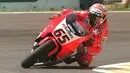 Pebalap 500cc Yamaha Marlboro Rainey asal Italia Loris Capirossi memiringkan sepeda motornya pada tikungan dalam latihan kualifikasi kedua Marlboro Indonesian Grand Prix di Sirkuit Sentul, 6 April 1996. Capirossi mencatat waktu terbaik kedua 1 menit 26,903 detik. (JOHN MACDOUGALL/AFP)