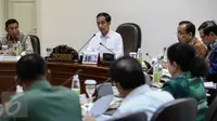 Presiden Jokowi memimpin rapat kabinet terbatas di Kantor Kepresidenan, Jakarta, Jumat (12/8). Rapat tersebut membahas soal pencegahan dan penanganan kebakaran hutan dan lahan. (Liputan6.com/Faizal Fanani)
