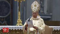 Kardinal Dominique Mamberti saat memimpin Misa Minggu Paskah di Basilika Santo Petrus. (Tangkapan Layar Youtube Vatican News)