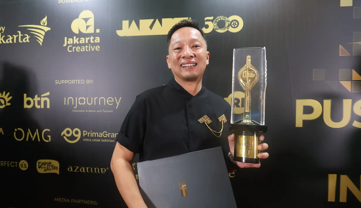 Ringgo Agus Rahman berfoto bersama Piala Citra FFI pada malam penganugerahan di Taman Ismail Marzuki (TIM) Jakarta pada Kamis (20/11/2025) malam. Ringgo Agus Rahman menyabet penghargaan bergengsi ini berkat akting memukaunya dalam film Panggil Aku Ayah. (Kapanlagi.com/Budy Santoso)