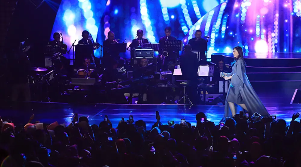 Isyana Sarasvati di konser Ayat Ayat Cinta 2 (Deki Prayoga/Bintang.com)