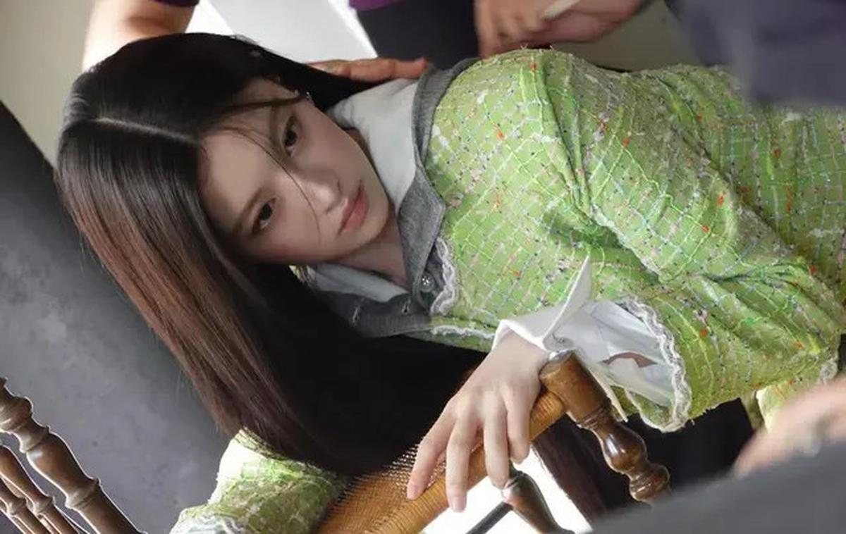 8 OOTD Human Chanel Go Youn Jung Pemeran Oh Yi Young di Drakor Resident Playbook