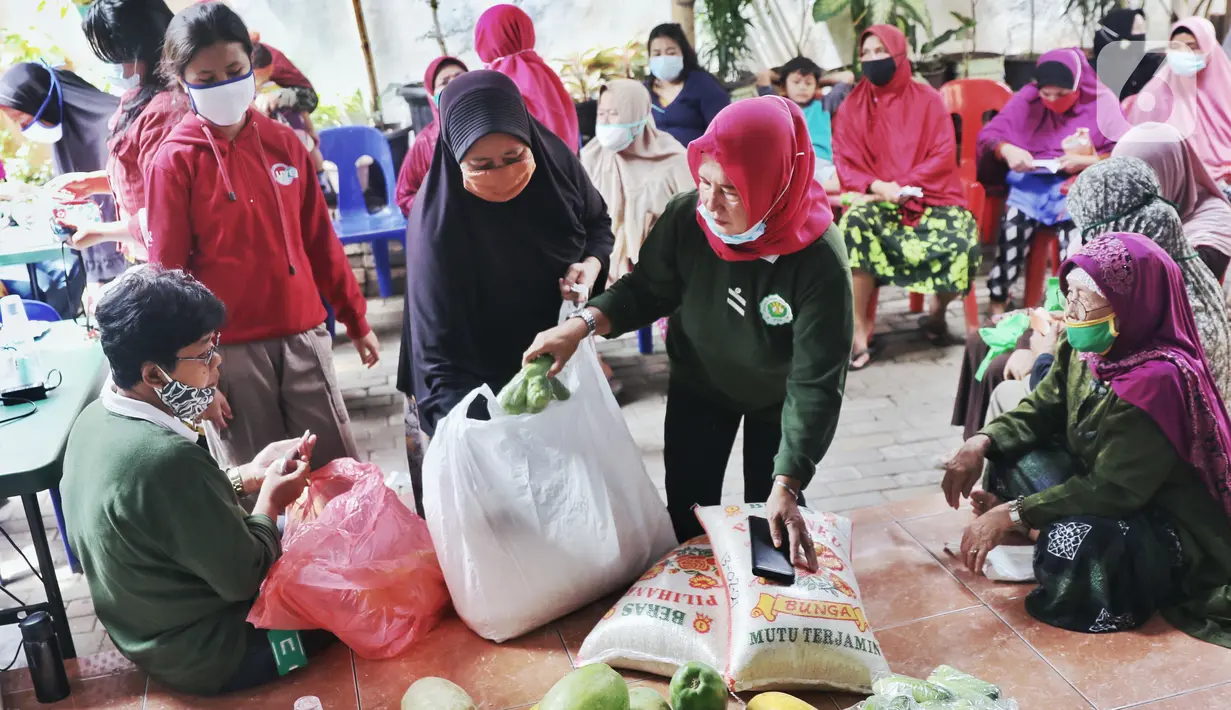 Warga menerima sambako Bantuan Pangan Non Tunai (BPNT) di RW 01 Kelurahan Gaga,Larangan, Kota Tangerang, Banten, Rabu (24/2/2021). Penyaluran sembako BPNT dengan cara mentransfer dari rekening Kemensos ke rekening penerima. (Liputan6.com/Angga Yuniar)