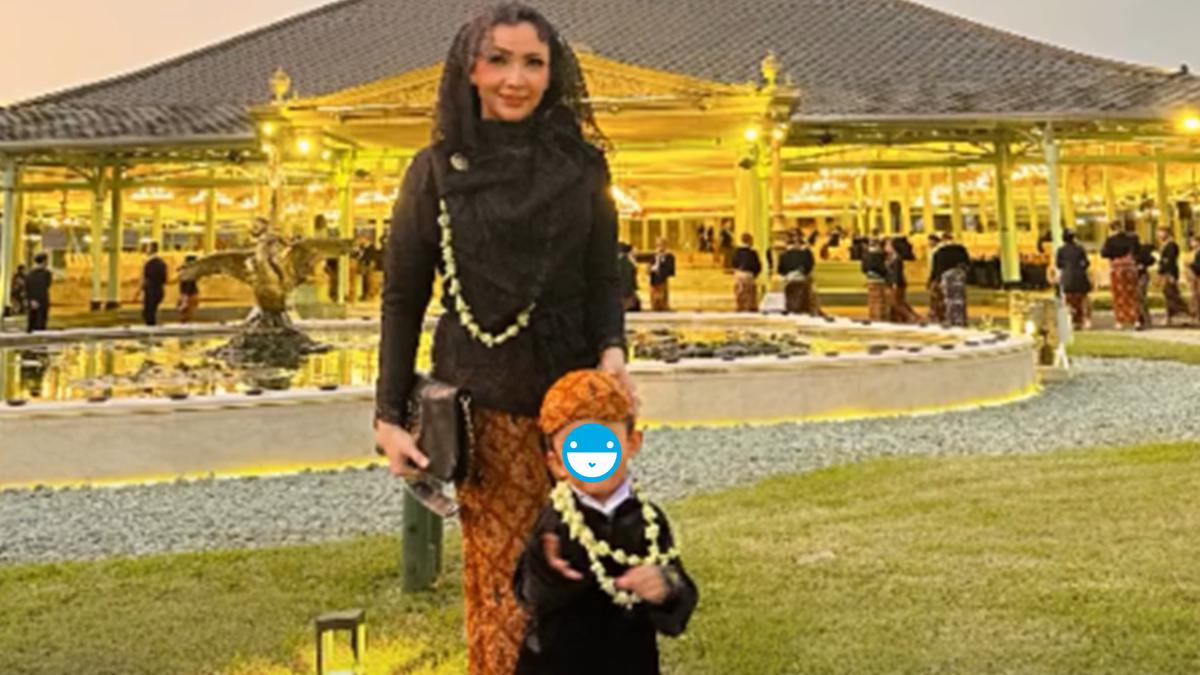 6 Detail Kebaya Brokat Roro Fitria di Peringatan Malam 1 Suro Mangkunegaran Solo