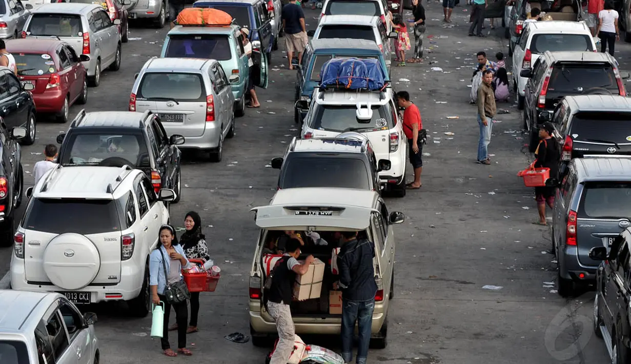 Salah satu seorang pemudik mengungkapkan, dirinya mengantre selama 1,5 jam karena kondisi dermaga padat kendaraan sehingga sulit bergerak, Banten, Kamis, (25/7/14), (Liputan6.com/ Johan Tallo)