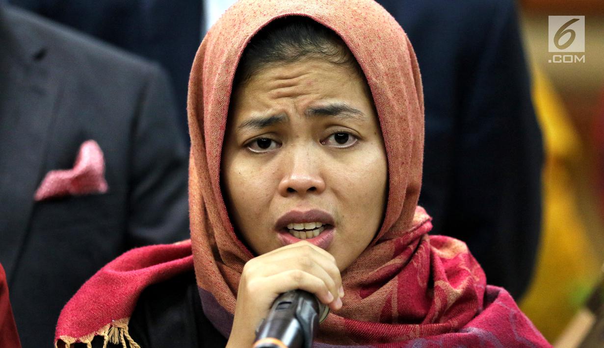 Siti Aisyah memberi keterangan pers di Kemenlu, Jakarta, Senin (11/3). Siti Aisyah kembali ke Indonesia setelah dibebaskan Pengadilan Tinggi Shah Alam terkait kasus dugaan pembunuhan Kim Jong-Nam. (Liputan6.com/Johan Tallo)