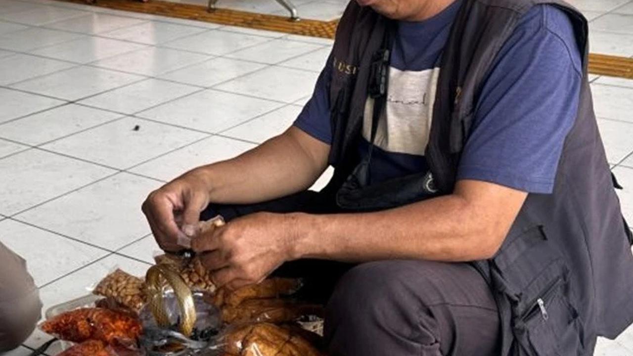 Pedagang asongan di terminal kampung rambutan
