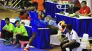 Pemain Palembang Bank Sumsel Babel, Mory Sibide, berusaha menjangkau bola dengan kaki saat melawan Surabaya Semator pada putaran pertama Proliga 2016 di GOR Ken Arok, Malang, Sabtu (20/2/2016). (Bola.com/Nicklas Hanoatubun)