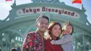 "Terlalu happy, Thalia gak control ekspresi nya hhahahaha," tulisnya sebagai keterangan foto dengan latar belakang Tokyo Disneyland. (Instagram/ruben_onsu)