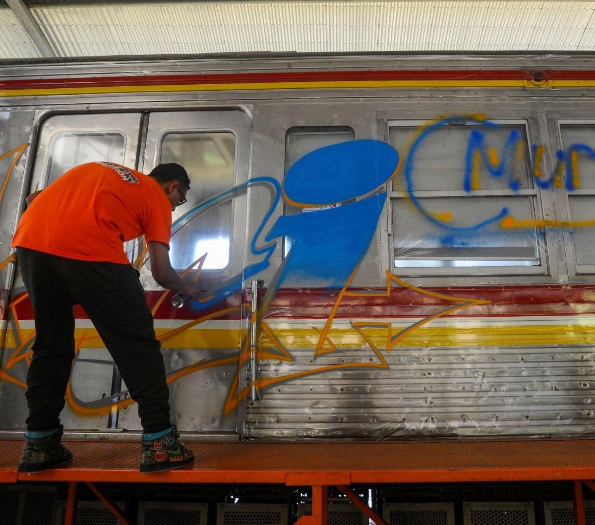 Gerbong KRL Commuter Line itu dihiasi lukisan mural karya sepuluh seniman mural dan grafiti terbaik dari seluruh Indonesia. Kegiatan ini sebagai bagian dari rangkaian perayaan Hari Ulang Tahun (HUT) KAI Commuter yang ke-16. Foto: merdeka.com / Arie Basuk