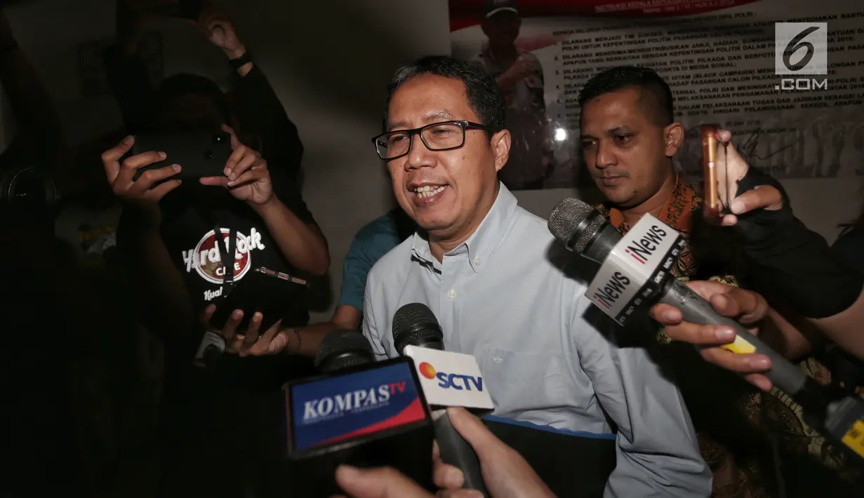 Plt Ketum PSSI Joko Driyono memenuhi panggilan Satgas Anti-Mafia Bola Polri di Mapolda Metro Jaya, Jakarta, Rabu (27/2). Jokdri diperiksa sebagai tersangka perusakan barang bukti pengaturan skor sepakbola Indonesia. (Liputan6.com/Johan Tallo)