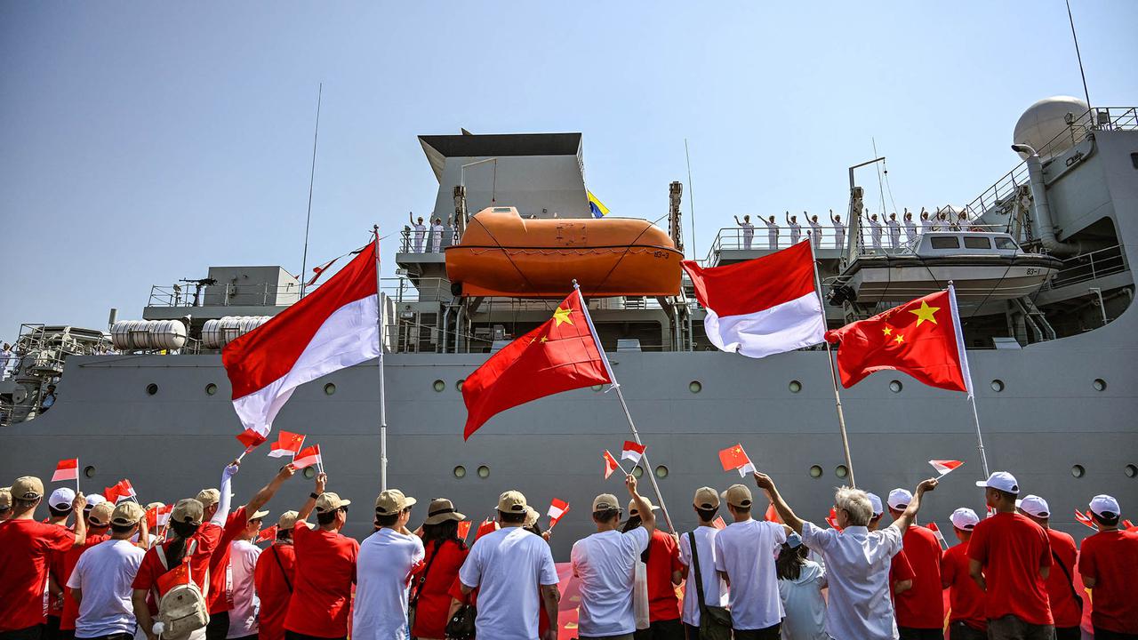 Dua Kapal Perang China Berlabuh di Surabaya