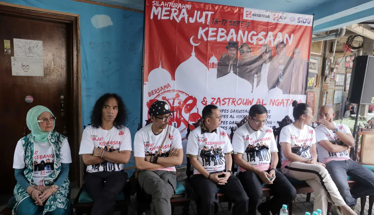 "Pesantren tuh bengkel dan semoga lewat pesantren kita bisa berubah. Ini era revolusi mental. Kita harus berubah," kata Bimbim di Markas Slank, kawasan Duren Tiga, Jakarta Selatan, Selasa (5/9). (Nurwahyunan/Bintang.com)