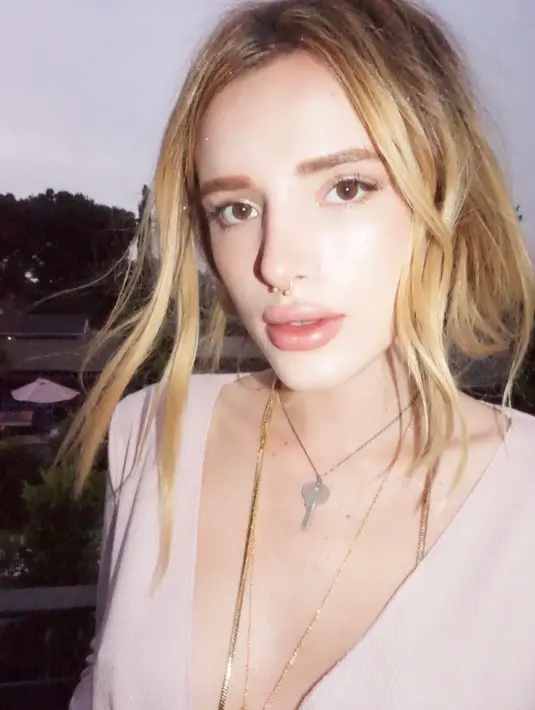 Bella Thorne pun mengunggah fotonya dengan wajah natural, lho! (instagram/bellathorne)