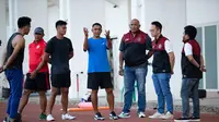 Chef de Misson (CdM) SEA Games 2023 Kamboja, Lexyndo Hakim, melakukan kunjungan ke Pelatnas Atletik. (Dok. NOC Indonesia)