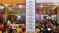 Pengunjung mencari info pemesanan tiket pada pameran Garuda Indonesia Travel Fair 2018 di Jakarta Convention Centre, Jumat (5/10). GATF memberikan kesempatan bagi pengunjung memperoleh tiket dengan potongan harga hingga 80%. (Liputan6.com/Angga Yuniar)