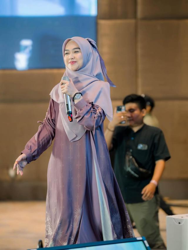 7 Inspirasi Gamis Kekinian ala Ria Ricis, Elegan untuk Tubuh Ramping