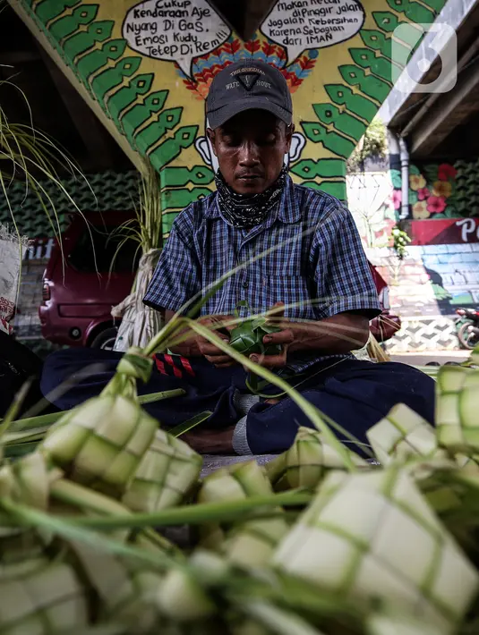 Pedagang menyelesaikan pembuatan kulit ketupat yang dijual di bawah kolong jembatan kawasan Pesanggrahan, Jakarta, Senin (10/5/2021). H-3 menjelang Hari Raya Idul Fitri 1442 H, penjualan kulit ketupat mulai marak yang dijual dengan harga Rp 8.000 per 10 buahnya. (Liputan6.com/Johan Tallo)