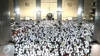 Peserta aksi 112 sedang mengikuti dzikir di Masjid Istiqlal, Jakarta, Sabtu (11/2). Kegiatan aksi 112 ini digelar di Masjid Istiqlal dengan agenda zikir dan tausiyah nasional. (Liputan6.com/Herman Zakharia)