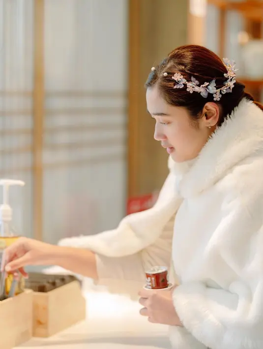 Rambutnya ditata dengan gaya kepang lengkap dengan headpiece bunga dan kupu-kupu yang manis [@asyaaysa]