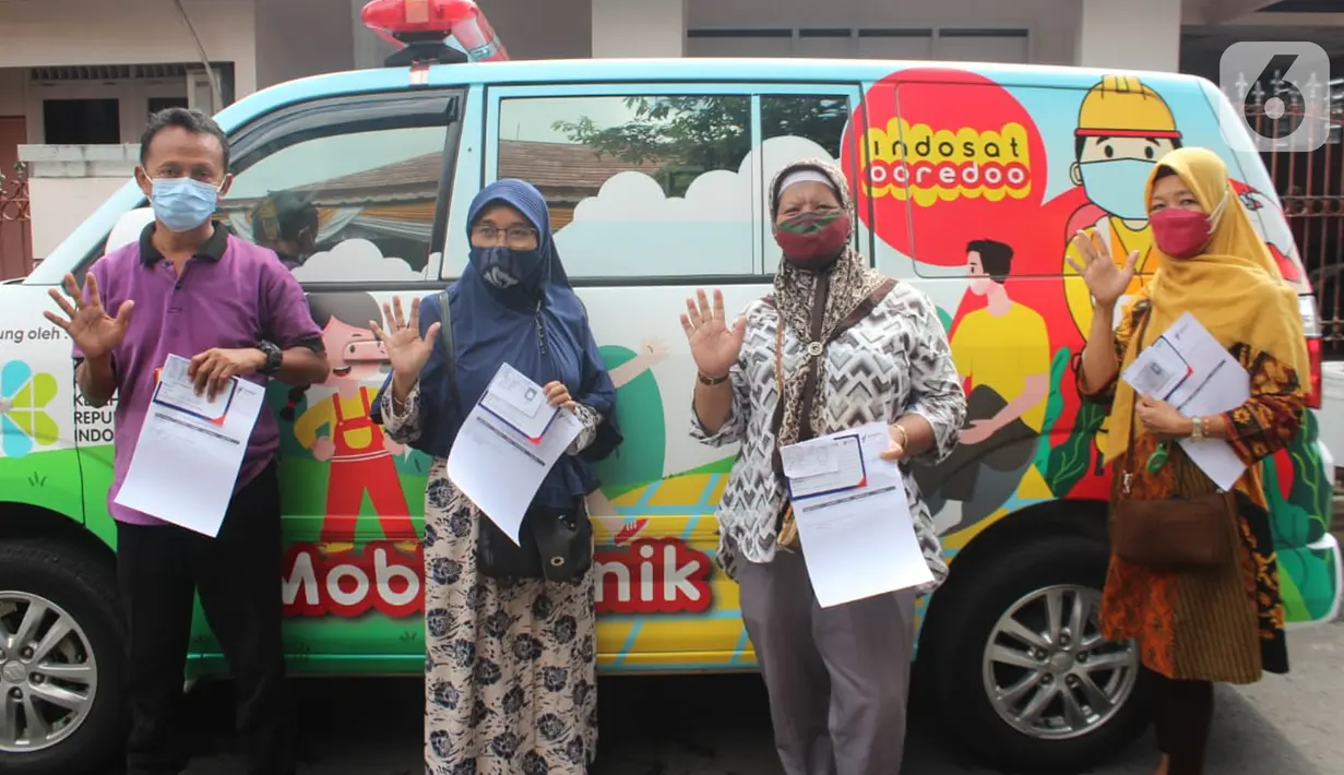 Warga foto bersama di depan Mobil klinik Indosat Ooredoo, di Jebres, Solo, Sabtu (26/06/2021). Sejak 23 Juni, Indosat Ooredoo bekerja sama dengan Dinas Kesehatan Kota Surakarta mulai memberikan vaksinasi dengan cara menjemput bola. (Liputan6.com/HO/Indosat)