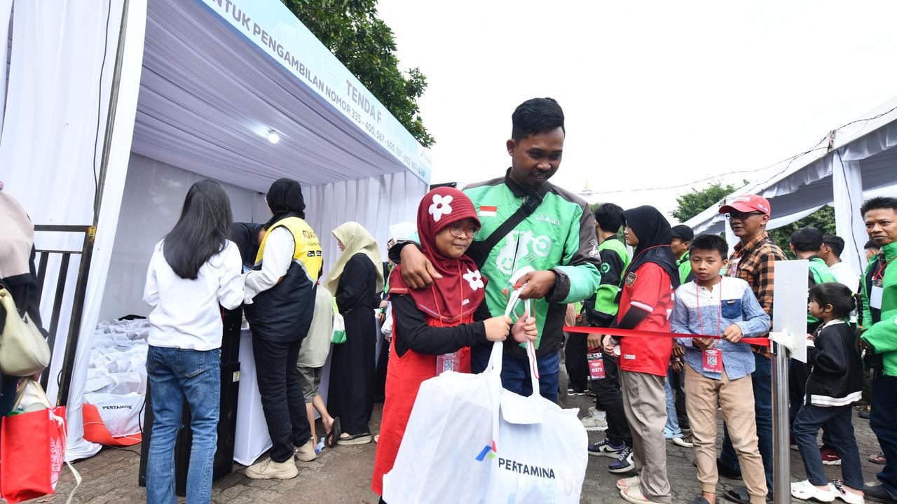 Seribu anak pengemudi ojek dari berbagai provider dan ojek pangkalan menerima bantuan berupa seragam dan perlengkapan sekolah dari PT Pertamina