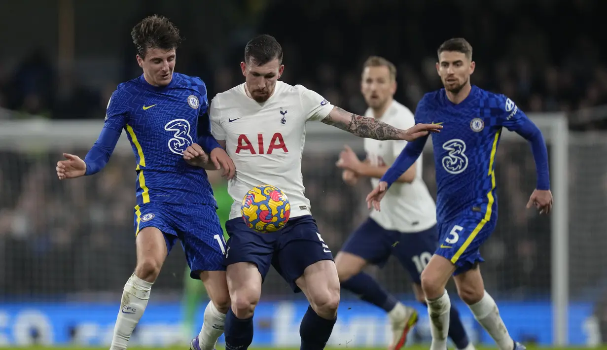 Gelandang Tottenham Hotspur Pierre-Emile Hojbjerg (kedua kiri) berebut bola dengan gelandang Chelsea Mason Mount pada laga pekan ke-23 Liga Inggris 2021/22 di Stamford Bridge, Senin dini hari WIB (24/1/2022). Chelsea menang dengan skor 2-0. (AP Photo/Kirsty Wigglesworth)