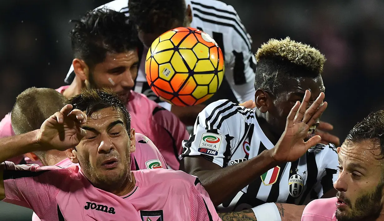 Pemain Juventus, Paul Pogba (2kiri) berebut bola dengan para pemain Palermo pada laga lanjutan Liga Italia Serie A di Stadion Renzo Barbera, Palermo, Senin (30/11/2015) dini hari WIB .  (AFP Photo/Gabriel Bouys)