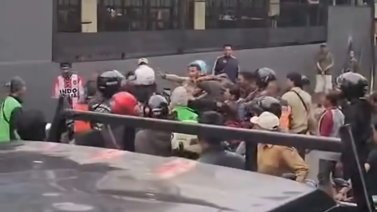 Sejumlah massa berusaha mengeroyok matel di Jalan Bangbarung Raya, Bogor.