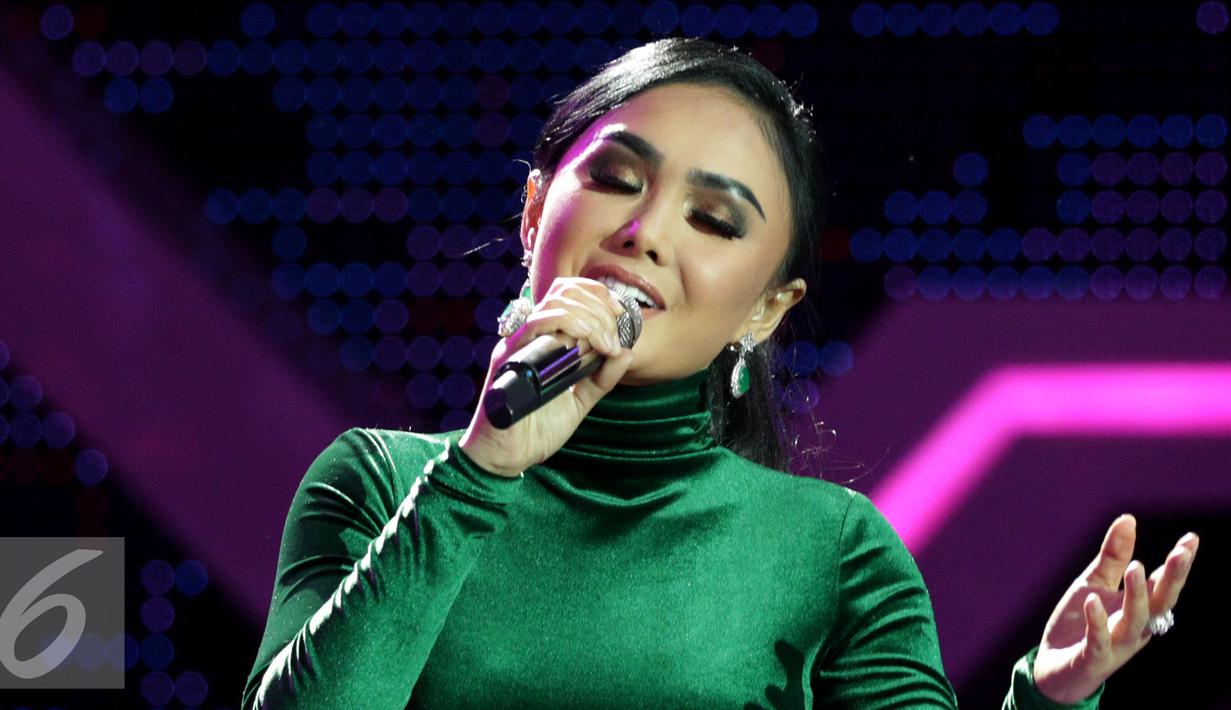 Eskpresi Yuni Shara saat tampil di acara Golden Memories di Studio 5 Indosiar, Jakarta, Jumat (13/01). Turut memeriahkan artis - artis lawas seperti, Jose Mari Chan, Nia Daniaty dan Betharia Sonata. (Liputan6.com/JohanTallo)